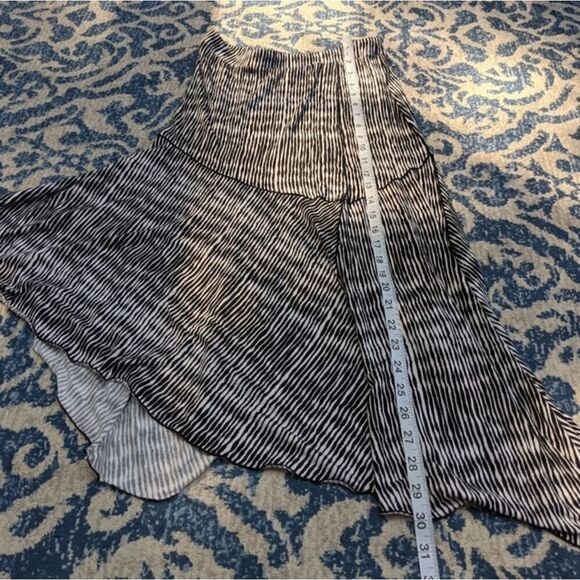 Dunia asymmetrical skirt size small black and white lines throughout - Picture 3 of 7